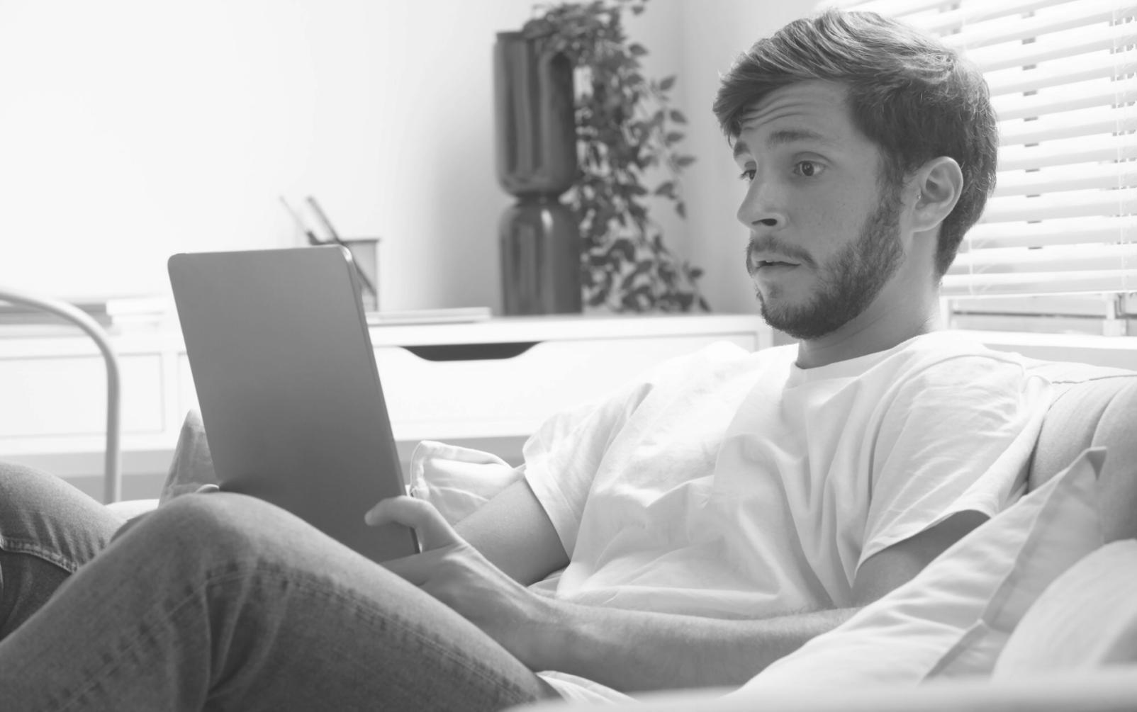 Finanzexperte bei der Analyse von Marktdaten